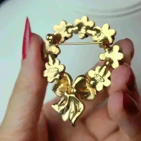 Avon NR red rose Wreath flowers brooch Christmas style Gold-toned red green - Picture 7 of 16